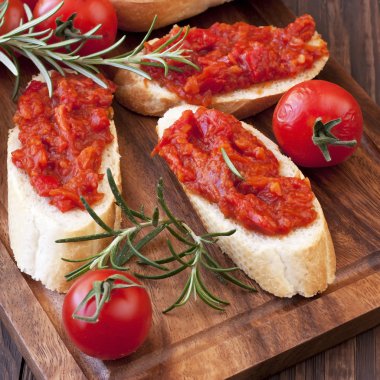 Ekmek ile Bulgar Hint turşusu