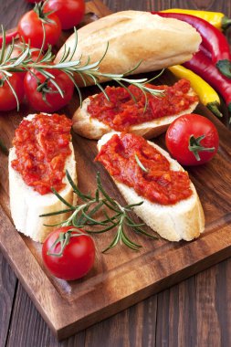 Ekmek ile Bulgar Hint turşusu
