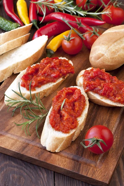 Chutney búlgaro com pão — Fotografia de Stock