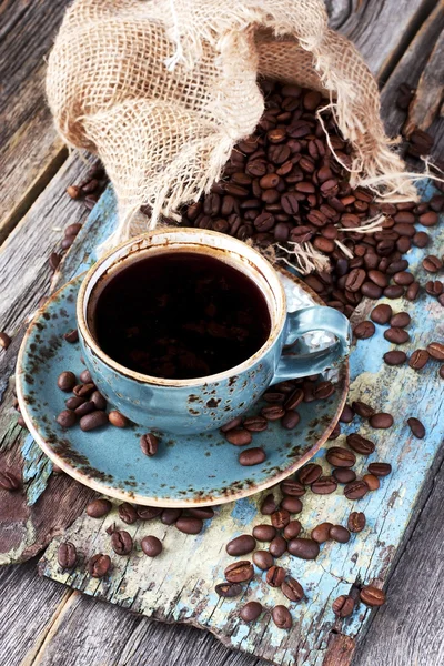 Keramický šálek kávy na dřevěný stůl — Stock fotografie