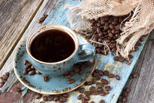 Keramische kopje koffie op houten tafel — Stockfoto
