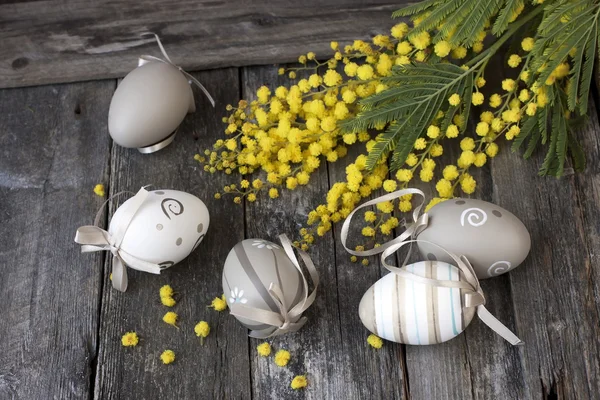 Ahşap tahta üzerinde Paskalya yortusu yumurta — Stok fotoğraf