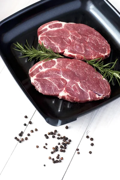 Carne fresca cruda en sartén —  Fotos de Stock
