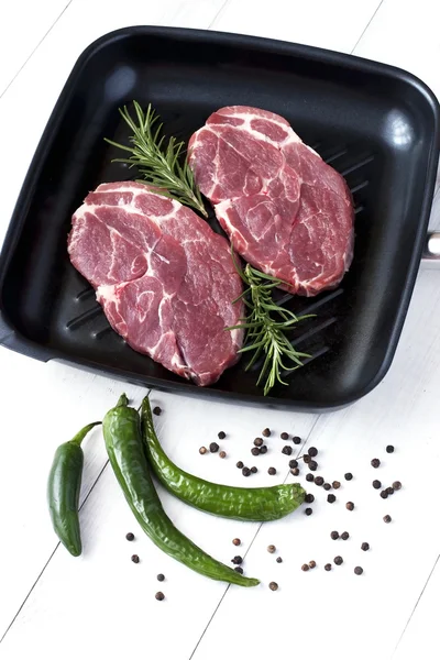 Carne fresca cruda en sartén —  Fotos de Stock