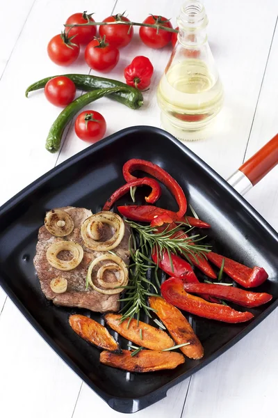 Kött med grönsaker på pan — Stockfoto