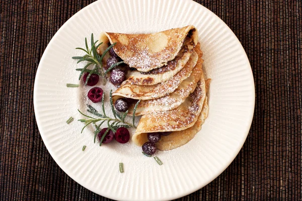 Verse pannenkoeken gevuld met fruit — Stockfoto