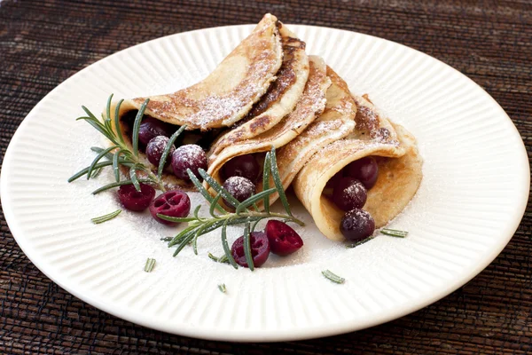 Verse pannenkoeken gevuld met fruit — Stockfoto