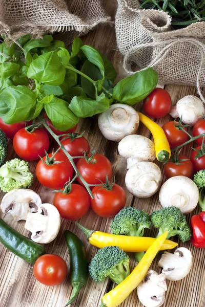 Färgglada tomater, paprika och champinjoner — Stockfoto