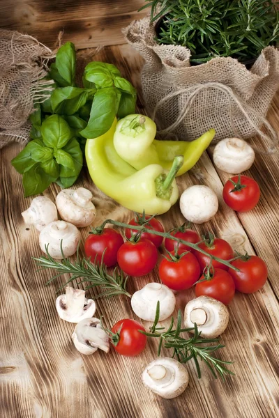 Čerstvá zelenina na dřevěné pozadí — Stock fotografie