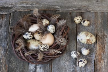 hasır sepet içinde renkli Paskalya yumurtaları