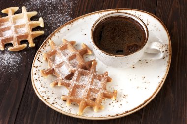 Siyah kahve ile lezzetli waffle