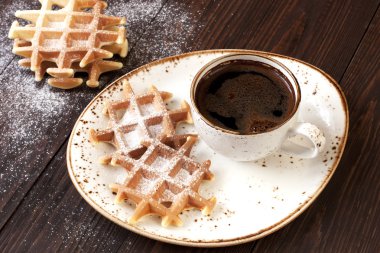 Siyah kahve ile lezzetli waffle