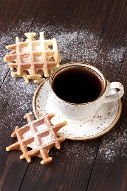 Siyah kahve ile lezzetli waffle