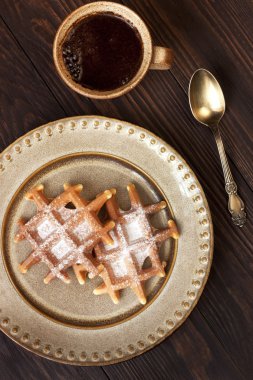 Siyah kahve ile lezzetli waffle