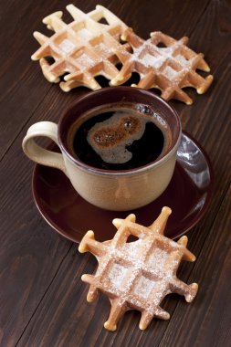 Siyah kahve ile lezzetli waffle