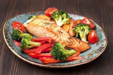 Somon steak sebze om seramik tabak