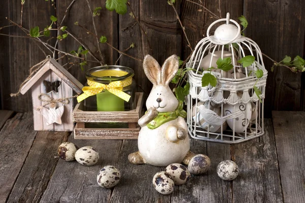 Винтажные пасхальные украшения с яйцами и кроликом — стоковое фото