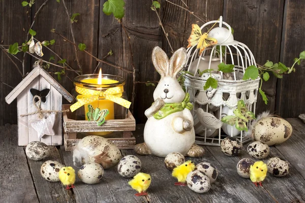 Vintage Osterdekoration mit Eiern und Kaninchen . — Stockfoto