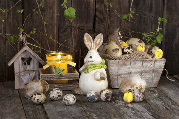 Винтажные пасхальные украшения с яйцами и кроликом — стоковое фото