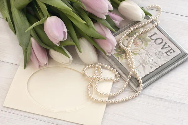 Tatil natürmort laleler ve inciler