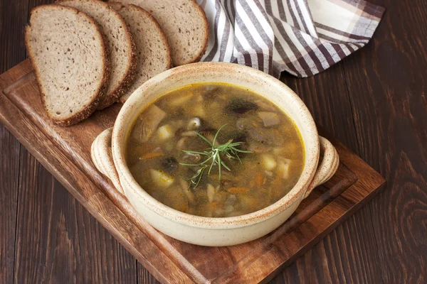 Pilzsuppe in Keramikschüssel — Stockfoto