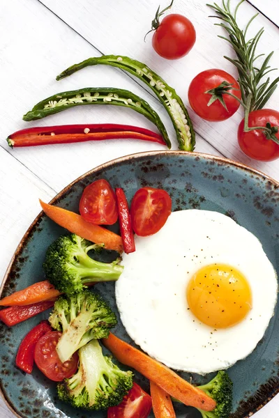 Petit déjeuner savoureux avec des œufs frits — Photo