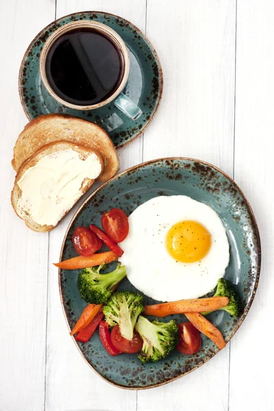 炒鸡蛋，蔬菜和咖啡杯 — 图库照片
