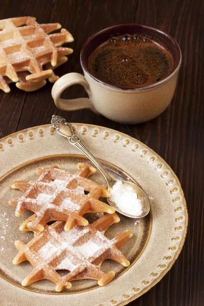 Waffles belgas e xícara de café — Fotografia de Stock