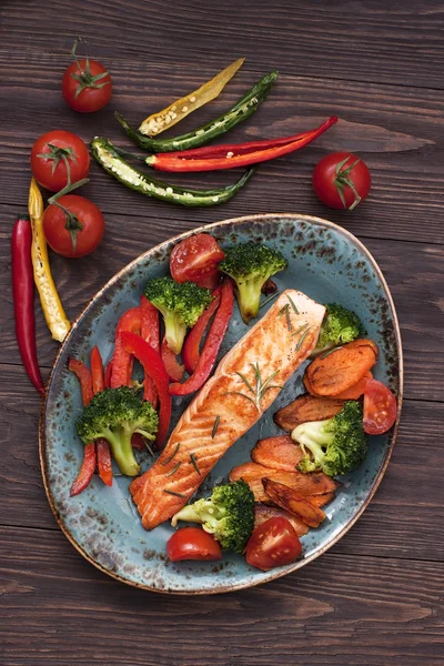 Стейк з лосося з овочами om керамічна тарілка — стокове фото