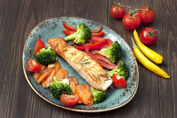 Filete de salmón con verduras om plato de cerámica —  Fotos de Stock