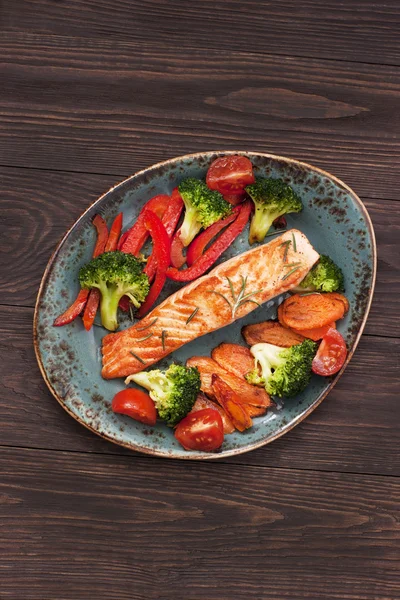 Lax biff med grönsaker om keramiska plattan — Stockfoto