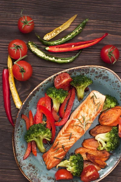 Salmón atlántico a la parrilla con verduras —  Fotos de Stock