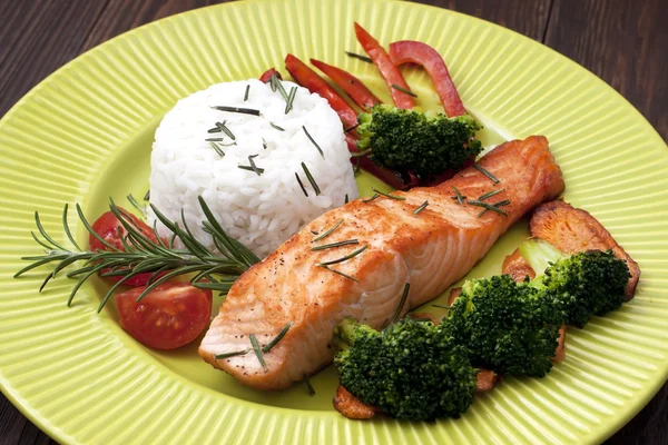 Salmón atlántico a la parrilla con verduras —  Fotos de Stock