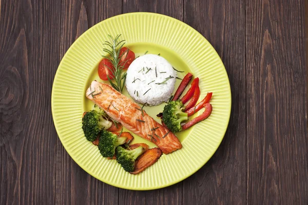 Salmón atlántico a la parrilla con verduras —  Fotos de Stock