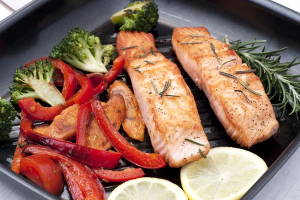 Filete de salmón con verduras —  Fotos de Stock