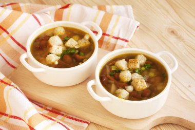 eski ahşap masa üzerinde kase sağlıklı vejetaryen fasulye çorbası