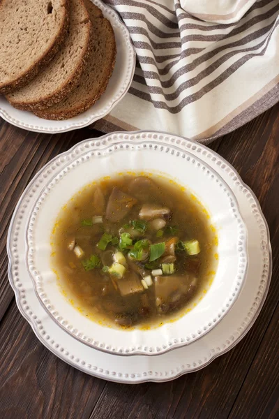 Pilzsuppe in Keramikschüssel — Stockfoto