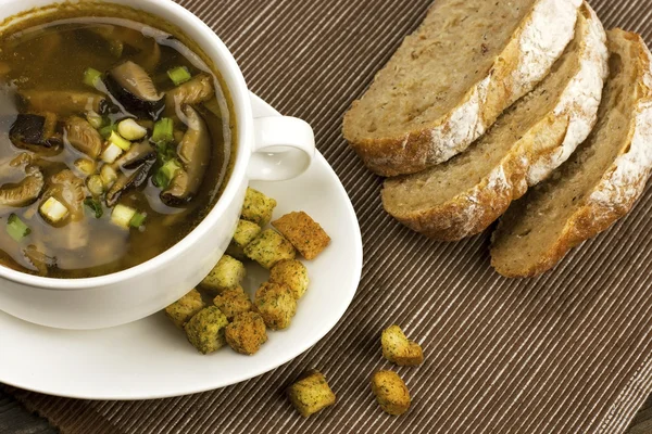 Une tasse de soupe aux champignons frais — Photo