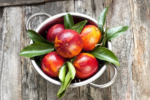 Fruta laranja de sangue na mesa de madeira. Vista superior — Fotografia de Stock