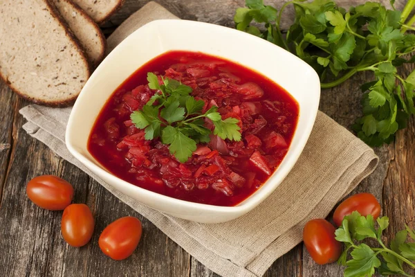 Borscht merah dengan peterseli dalam mangkuk keramik — Stok Foto