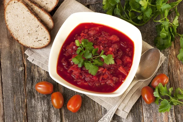 Borscht merah dengan peterseli dalam mangkuk keramik — Stok Foto