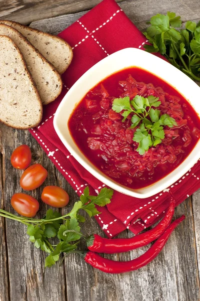 Borscht merah dengan peterseli dalam mangkuk keramik — Stok Foto
