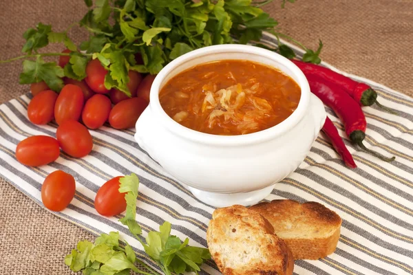 Sauerkrautsuppe in Keramikschale auf Holztisch — Stockfoto