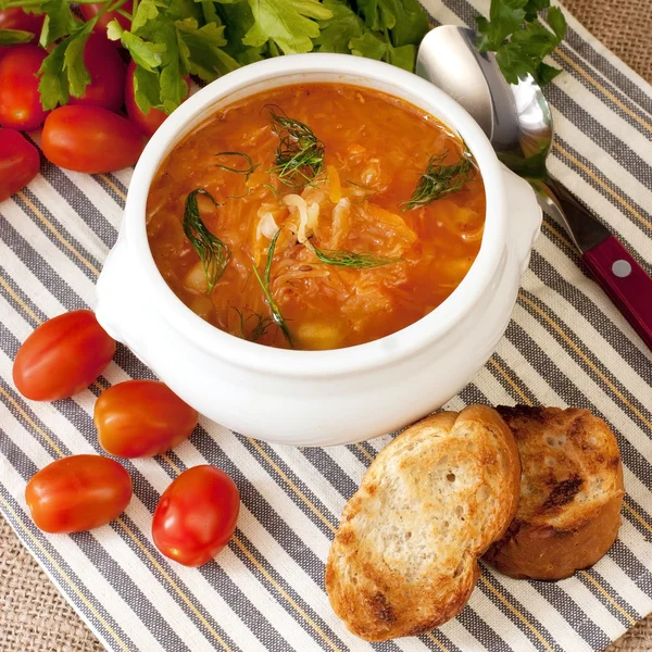 Sauerkrautsuppe in Keramikschale auf Holztisch — Stockfoto