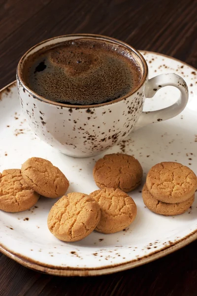 Taza de café con galletas en la mesa — Foto de Stock