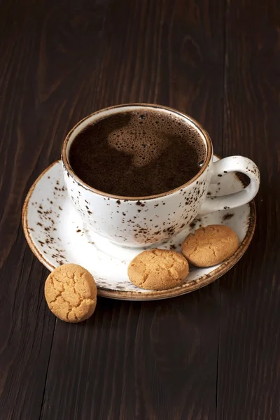 Taza de café con galletas en la mesa — Foto de Stock