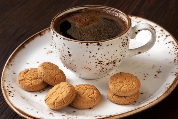 Чашка кофе с печеньем на столе — стоковое фото
