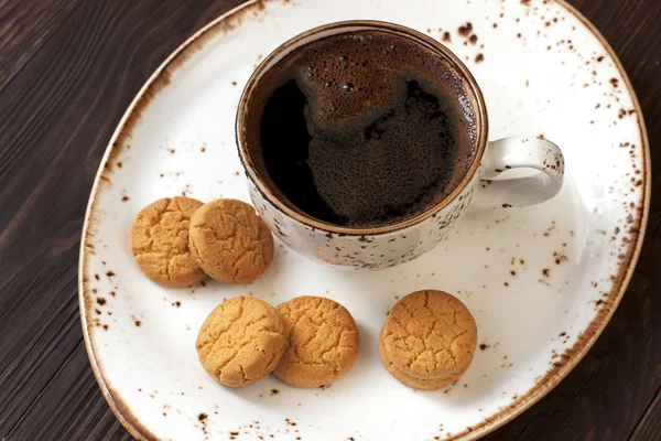 Kaffeetasse mit Keksen auf dem Tisch — Stockfoto