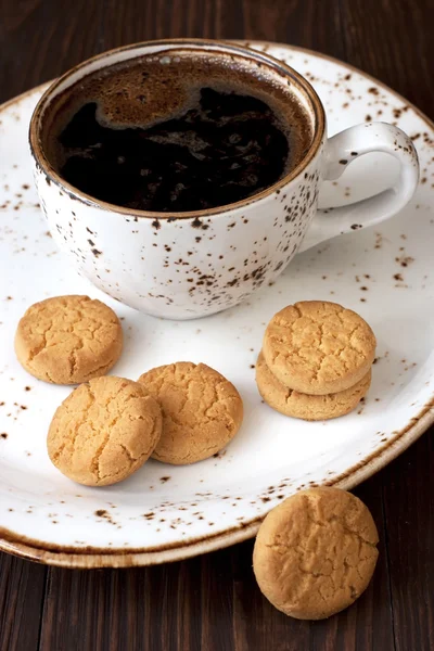 Чашка кофе с печеньем на столе — стоковое фото