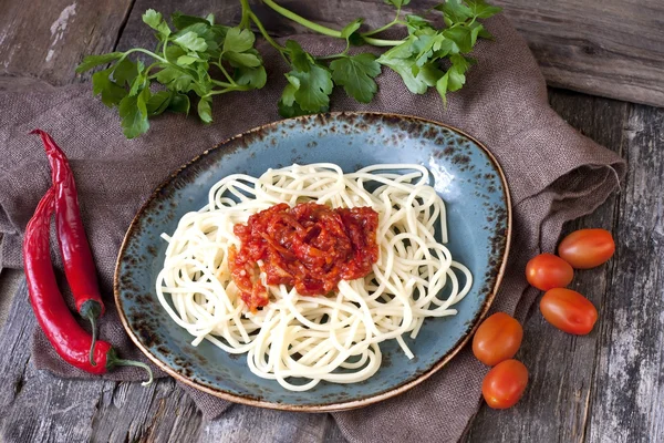 Makaron z sosem pomidorowym — Zdjęcie stockowe